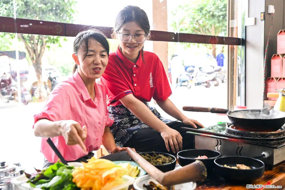 全网追的“扁担女孩”，找了一份暑假工，时薪12元 - 黄冈生活资讯 - 黄冈28生活网 hg.28life.net