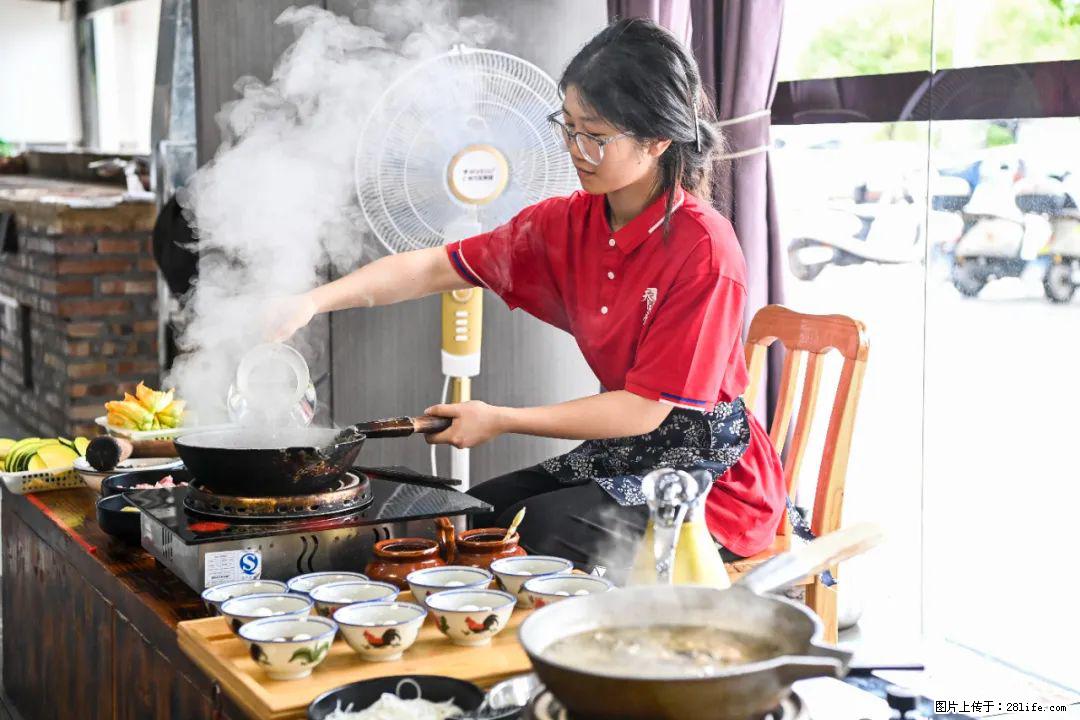 全网追的“扁担女孩”，找了一份暑假工，时薪12元 - 黄冈生活资讯 - 黄冈28生活网 hg.28life.net